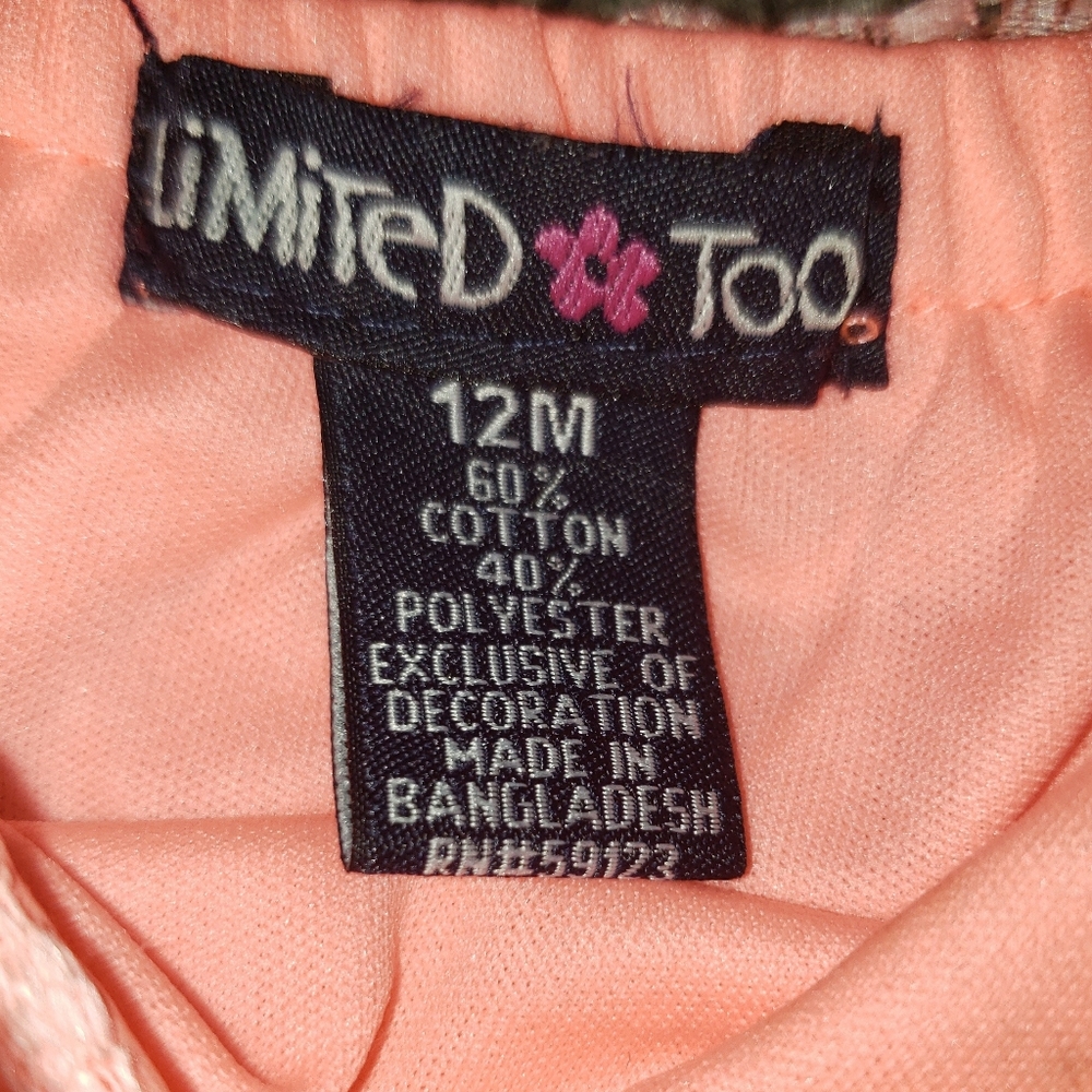 2 Rompers button snaps for easy pamper changes. - Picture 5 of 16